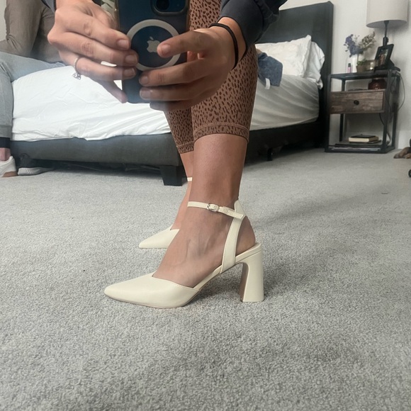 Elegant Cream Women's Heels - Picture 1 of 3